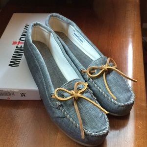 Minnetonka Dark Gray Canvas Moccasins Women's Sz 9